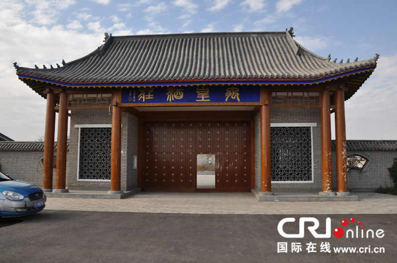 原标题:(中国梦乡土中国)贺兰山下的葡萄酒庄 国际在线报道(记者 郝越)位于北纬38度优质葡萄黄金种植带的贺兰山东麓葡萄酒产区即将迎来酿酒季。2003年,贺兰山东麓产区成功获得国家批准,成为国内第三个,也是西部唯一的葡萄酒国家地理标志产品保护区,掀起了宁