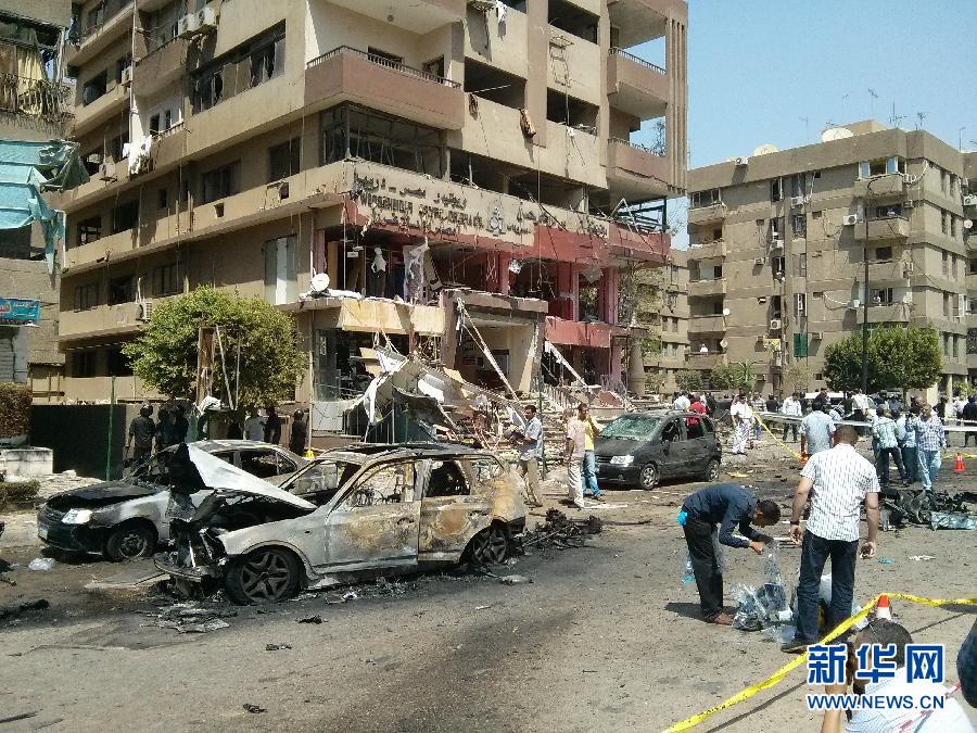 9月5日,一名警察在埃及开罗爆炸现场维持秩序.