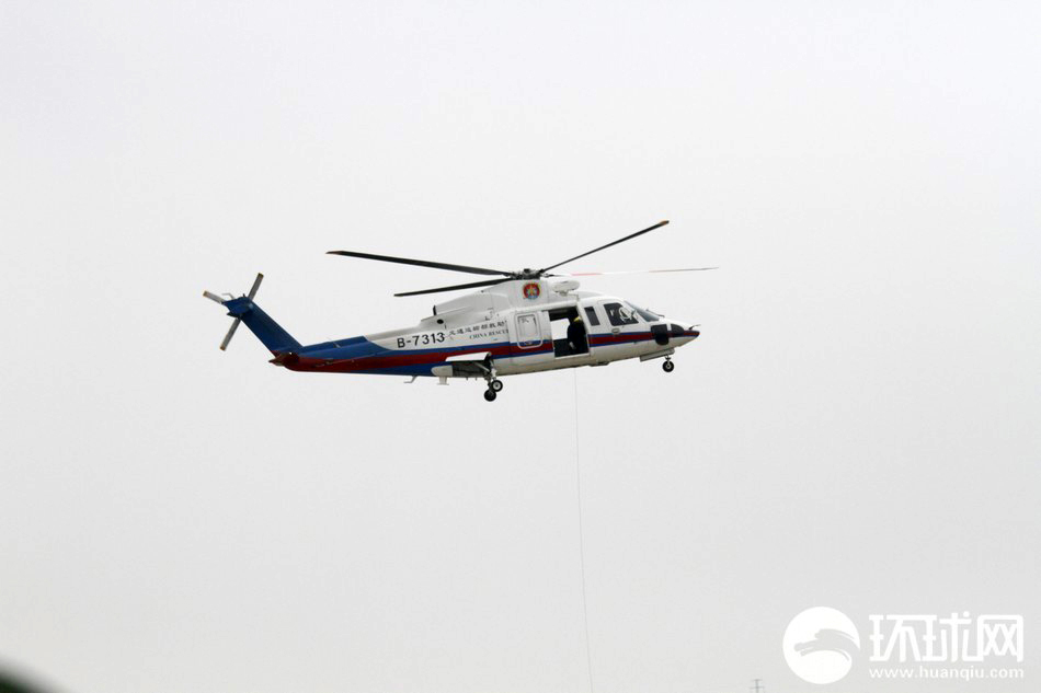 高清:交通部救助飞行队s-76直升机进行空中救援展示(图)