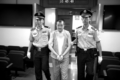 刘金被带进法庭听候宣判。京华时报通讯员李佳摄