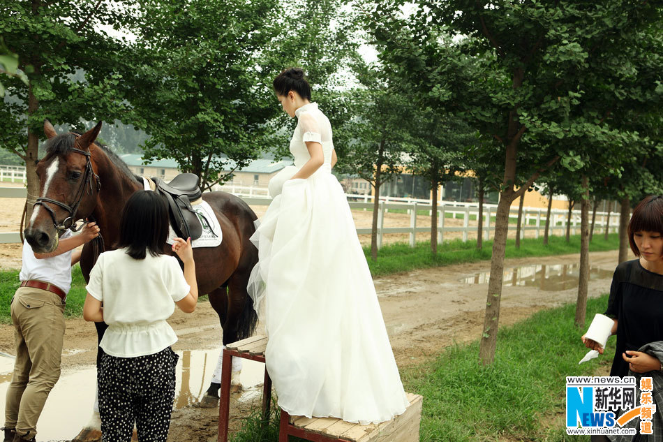 组图:何洁赫子铭结婚照曝光 并肩骑马甜蜜拥吻