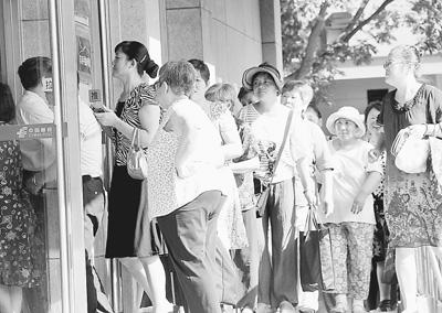 近日，市民在北京某邮局门口等待开门领取退休养老金。黄小兵摄(人民视觉)