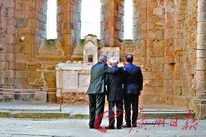 德国总统高克（左）、幸存者埃布拉（中）与法国总统奥朗德(右)在纪念碑前相拥。
