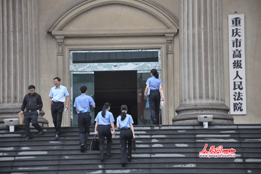 该案于今年6月19日在重庆市第一中级人民法院一审开庭,雷政富被指控