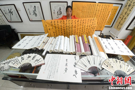 图:湖南女书传人预花十年创作女书版圣经