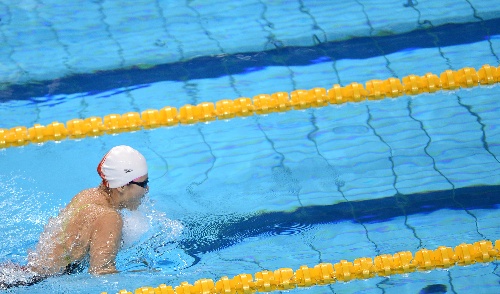 图文:女子100米蛙泳赵瑾夺冠 比赛中一马当先