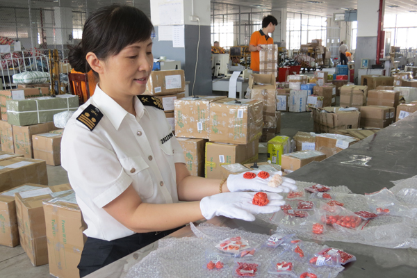 近日,杭州海关下属温州海关陆续在8个寄自意大利的邮包中查获疑似濒危物种红珊瑚制品,包括饰品样珠子及整件工艺品等,重约3.642千克。由于寄收件人暂时无法出示任何相关许可证明,该批红珊瑚制品已经被温州海关依法予以暂留,做进一步调查。 作为国家一级保护动物,红珊瑚及其制品属于国家限制进出境濒危物种,出入国境必须持国家濒危办或其驻各地办事处出具的允许进出口证明书,向进出境海关申报。 为此海关提醒邮寄濒危物种进出境的市民,可以通过拨打12360海关热线、浏览海关互联网站、阅读海关现场公告、宣传栏等形式