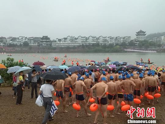 来自金华各县市的近千名游泳爱好者聚集在这里，从中洲公园阳光沙滩下水，游向对面的水门码头1　胡丰盛　摄