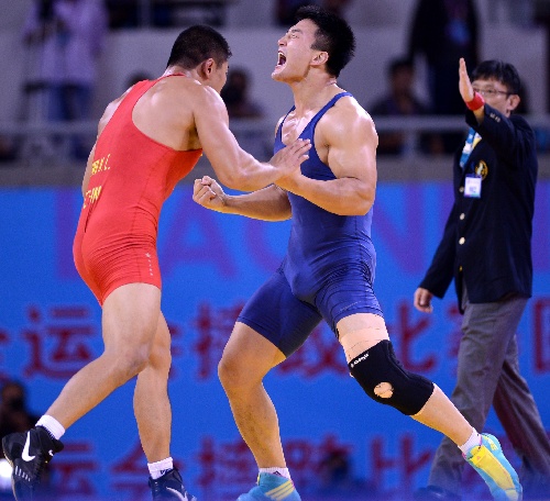 图文:摔跤男子古典式96kg 山东队选手肖棣夺冠