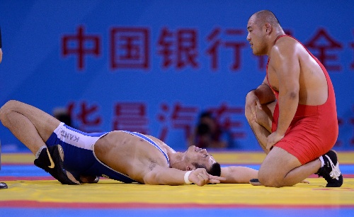 图文:男子古典式120kg 冠军刘德利倒地祝贺