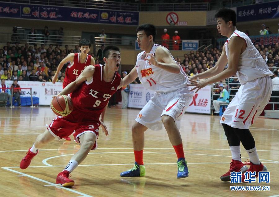 当日,在辽宁阜新进行的第十二届全运会男子篮球18岁以下组冠亚军决赛
