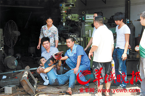 深圳一五金加工作坊发生爆炸 2男子脚部被炸断