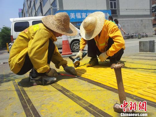 宝安交通局：刷漆是盲道施工的第一道工序。　陈祥广　摄