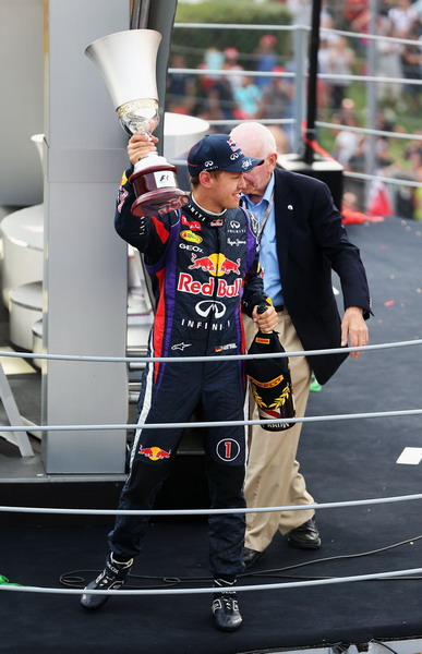 图文:F1意大利大奖赛正赛 维特尔举起奖杯