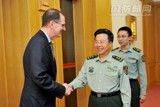 9月9日,副总参谋长王冠中中将和美国防部副部长詹姆斯·米勒在八一