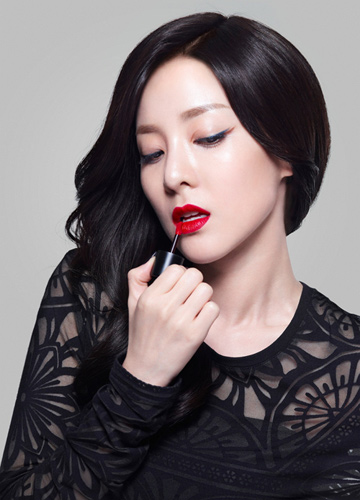2ne1朴山多拉拍美妆写真 黑发红唇摄人心弦