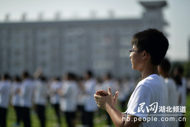 高清组图:湖北洪湖高一新生军训剪影