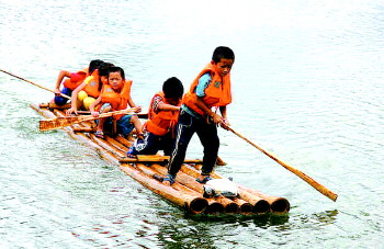 广西藤县古龙镇小学生乘着竹排上学