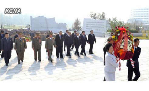 朝鲜分别在大城山革命烈士陵园、爱国烈士陵园和朝鲜解放战争参战烈士墓举行敬献花圈仪式。
