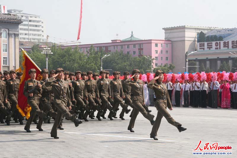 高清:朝鲜举行阅兵式和群众游行庆祝建国65周