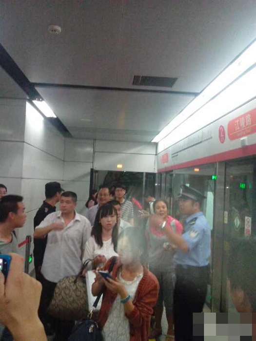 杭州地铁抛锚钱塘江底 113名乘客沿隧道走了半