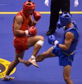 图文：张坤获散打男子75公斤级冠军 与对手对峙