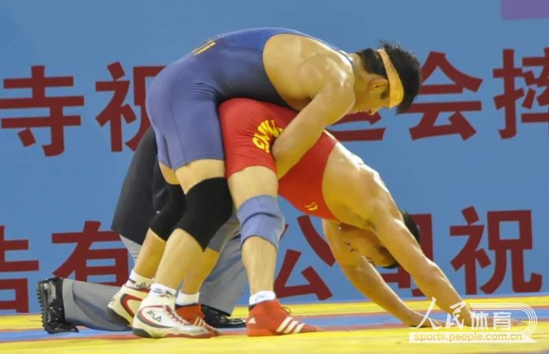 自由式摔跤66公斤级 甘肃选手胜东道主选手夺