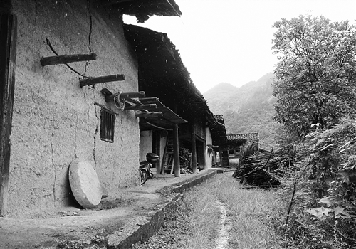 属大娄山脉,与贵州省桐梓县羊蹬镇绵地村,柑子村,双龙村,以及桐梓县坡