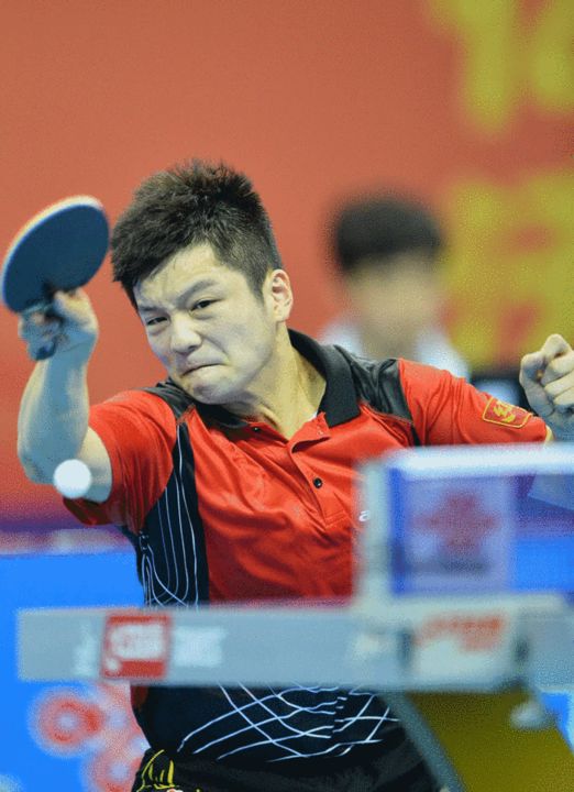 图文：全运乒乓球男单半决赛 樊振东正手进攻