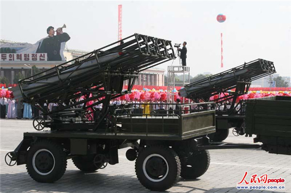 朝鲜国庆65周年阅兵 女兵走跳跃性正步英姿飒爽(组图 ...