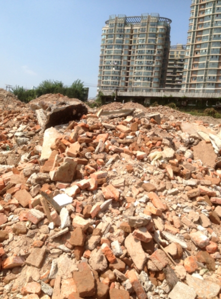 安庆长江江滩现百米建筑垃圾带(图)