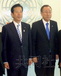 正在美国访问的日本公明党党首山口那津男(左)9月9日下午在纽约的联合国总部与潘基文举行会谈。(资料图)