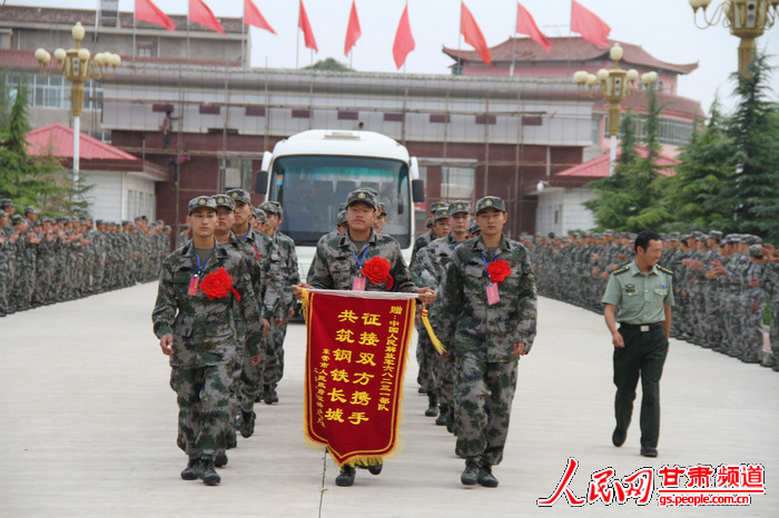 兰州军区某部:今秋首批新兵入营倍感温馨(组图)