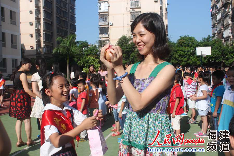 福州钱塘小学屏北分校取消教师节庆典 用苹果当礼物献