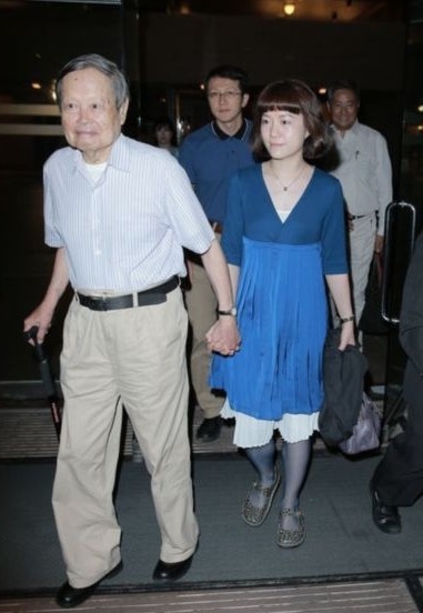 91岁杨振宁36岁妻子秀恩爱盘点中国著名老夫少妻(组图)