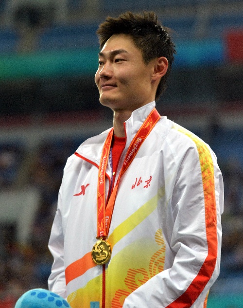 图文:男子200米决赛颁奖仪式 张培萌意气风发