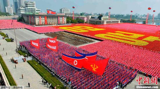 金正恩出席朝鲜国庆阅兵式 向群众挥手致意(图