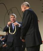 图文：巴赫当选奥委会新主席 给罗格带上奖章