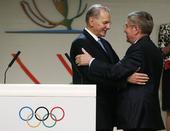 图文：巴赫当选奥委会新主席 罗格和巴赫交接