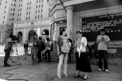 媒体记者在市二中院外守候。京华时报记者朱嘉磊摄