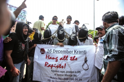 10日在印度新德里一家法庭外，示威者呼吁对轮奸案犯罪嫌疑人予以严惩。新华社发