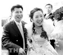 网传何云伟第一次结婚时的喜庆场景。