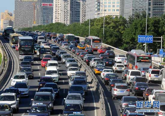 　　9月10日，北京西二环车辆行驶缓慢。当日，北京迎来“最堵”9月的首个“最堵日”。据统计，当晚18时至19时全市行驶缓慢路段达到90多条，远高于平时晚高峰的70多条。北京交通委18时25分发布的数据显示，北京交通指数为8.7，平均时速18.8公里，全路网处于严重拥堵状态。北京交管部门启动最高等级上勤方案，全力疏导交通。新华社记者公磊摄