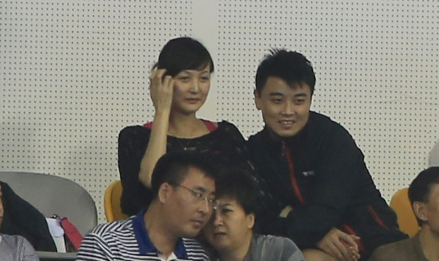 乒乓球国手王皓与怀孕的妻子现身全运赛场(组图)