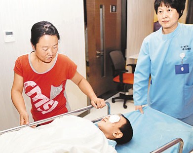 小斌斌被推进手术室时，脸上有微笑。
