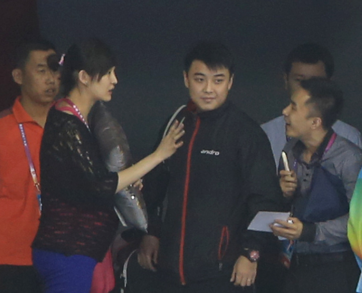 乒乓球国手王皓与怀孕的妻子现身全运赛场(图)