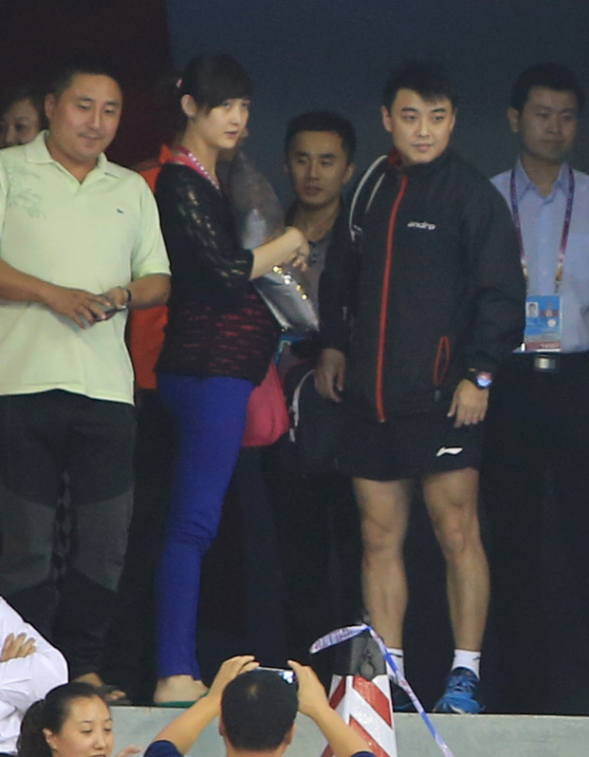 乒乓球国手王皓与怀孕的妻子现身全运赛场(图)