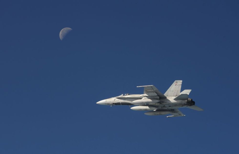 【组图】"警惕之鹰"军演:苏-27与f-18追着架客机跑(高清组图)