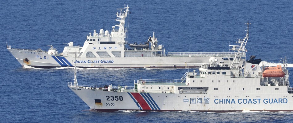 日本海上保安厅的4艘巡逻船则在数百米开外与之并列航行，展开一对一较量。