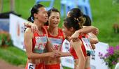 图文：女子4X400米广东队夺冠 四姐妹相拥庆祝